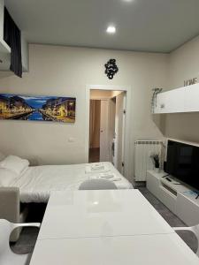 een witte kamer met een bed en een tv bij 10 min da Navigli e centro, nuova e luminosa oasi 1p in Milaan