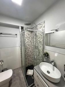 een badkamer met wastafel, douche en toilet bij 10 min da Navigli e centro, nuova e luminosa oasi 1p in Milaan