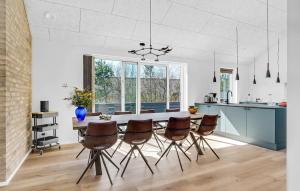 Nhà bếp/bếp nhỏ tại Amazing Home In Hadsund With Wifi