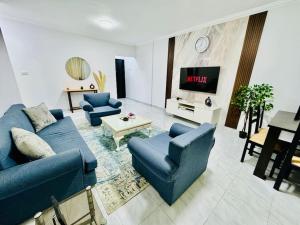 Uma área de estar em Relaxing Apartment with garden view in New Cairo