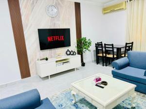Uma televisão e/ou sistema de entretenimento em Relaxing Apartment with garden view in New Cairo