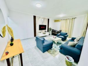 Uma televisão e/ou sistema de entretenimento em Relaxing Apartment with garden view in New Cairo