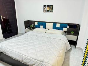 Uma cama ou camas num quarto em Relaxing Apartment with garden view in New Cairo