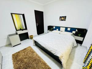 Uma cama ou camas num quarto em Relaxing Apartment with garden view in New Cairo