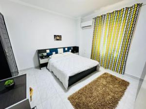 Uma cama ou camas num quarto em Relaxing Apartment with garden view in New Cairo
