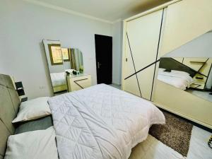 Uma cama ou camas num quarto em Relaxing Apartment with garden view in New Cairo