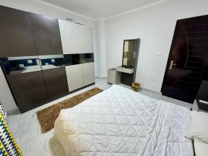 Uma cama ou camas num quarto em Relaxing Apartment with garden view in New Cairo