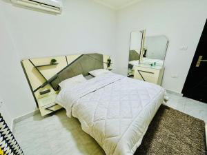 Uma cama ou camas num quarto em Relaxing Apartment with garden view in New Cairo