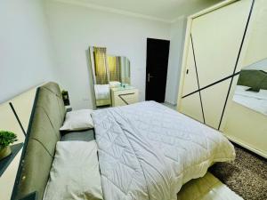 Uma cama ou camas num quarto em Relaxing Apartment with garden view in New Cairo