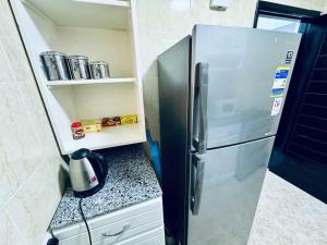uma cozinha com um frigorífico de aço inoxidável em Relaxing Apartment with garden view in New Cairo em Cairo
