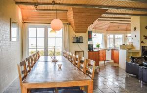 Kuchyň nebo kuchyňský kout v ubytování Nice Home In Harboøre With Kitchen