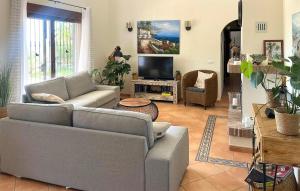 ein Wohnzimmer mit Sofa und Fernseher in der Unterkunft 5 Bedroom Cozy Home In Arenas in Arenas