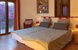 ein Schlafzimmer mit einem großen Bett in einem Zimmer in der Unterkunft 5 Bedroom Cozy Home In Arenas in Arenas