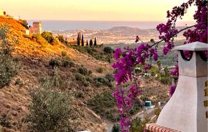 Blick auf einen Hügel mit lila Blüten in der Unterkunft 5 Bedroom Cozy Home In Arenas in Arenas + 26 Fotos