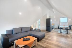 un salon avec un canapé et une table dans l'établissement Ferienwohnung Maurer, à Königsfeld im Schwarzwald