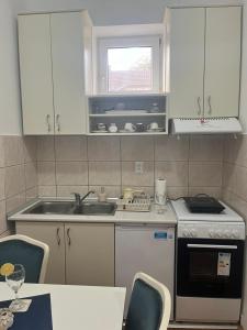 Dapur atau dapur kecil di Apartman Dionis SM 2