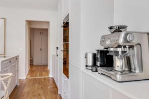 eine Küche mit einem Mixer auf einer Theke in der Unterkunft Entire Luxury flat with sea view spa pool sauna in Ostseebad Sellin