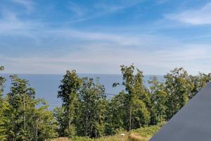 ein Blick auf das Meer von einem Haus in der Unterkunft Entire Luxury flat with sea view spa pool sauna in Ostseebad Sellin
