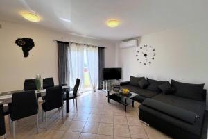Televízia a/alebo spoločenská miestnosť v ubytovaní Top Apartments