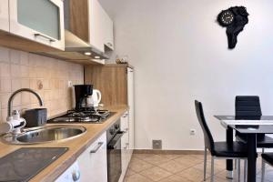 Kuchyňa alebo kuchynka v ubytovaní Top Apartments