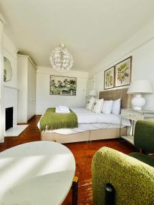 Χώρος καθιστικού στο Modern 5 Bed 3 Bath House