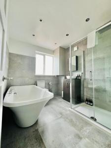 Ένα μπάνιο στο Modern 5 Bed 3 Bath House +30 φωτογραφίες