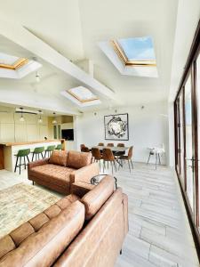 Χώρος καθιστικού στο Modern 5 Bed 3 Bath House