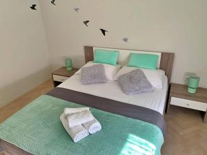 Łóżko lub łóżka w pokoju w obiekcie Apartment Rozi