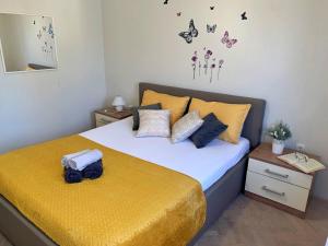 Łóżko lub łóżka w pokoju w obiekcie Apartment Rozi