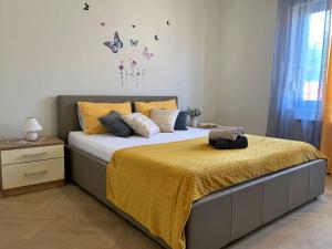 Łóżko lub łóżka w pokoju w obiekcie Apartment Rozi