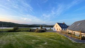 une image d'une maison avec une grande cour dans l'établissement Seafront house with own private pier in Gunpoint, Schull, West Cork, à Seafort