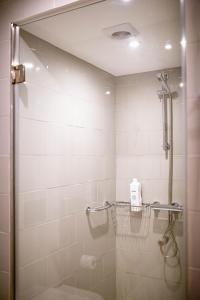Un baño con ducha con puerta de cristal. en ISABELLA STUDIOS FUNCHAL, en Funchal