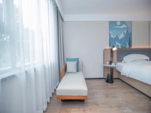 Uma cama ou camas num quarto em Echarm Hotel Qingyuan Qingcheng Station Municipal Government Shop