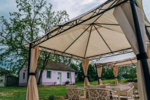 duży namiot z krzesłami i dom w obiekcie Kamala Kutir w mieście Somogyvámos +28 zdjęć