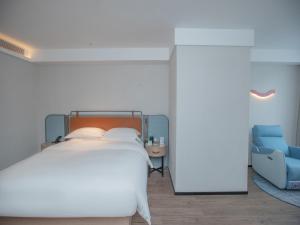 Uma cama ou camas num quarto em Echarm Hotel Qingyuan Qingcheng Station Municipal Government Shop