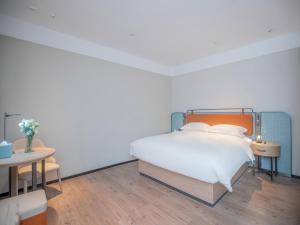 Uma cama ou camas num quarto em Echarm Hotel Qingyuan Qingcheng Station Municipal Government Shop