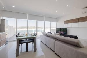 Posezení v ubytování Seaside Escape 2bed With Views! By Homely