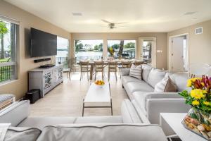 Μια τηλεόραση ή/και κέντρο ψυχαγωγίας στο Waterfront Home and Concierge Services