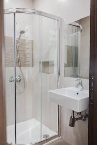 Koupelna v ubytování Seaside Escape 2bed With Views! By Homely + 23 fotografií