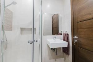 Koupelna v ubytování Seaside Escape 2bed With Views! By Homely