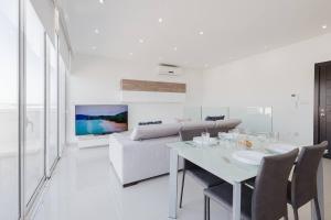 Posezení v ubytování Seaside Escape 2bed With Views! By Homely