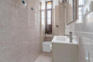 un bagno con lavandino, doccia e WC di SA7 - Porta Venezia - Duomo - Large Apartment - a Milano Altre 12 foto
