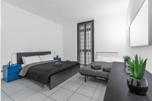 una camera da letto con un letto grande e un divano di SA7 - Porta Venezia - Duomo - Large Apartment - a Milano