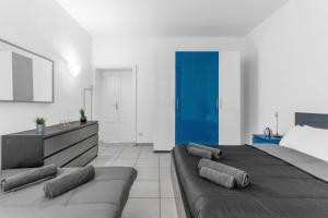 una camera con due letti e un divano in camera di SA7 - Porta Venezia - Duomo - Large Apartment - a Milano