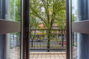 una finestra aperta con vista su una strada di SA7 - Porta Venezia - Duomo - Large Apartment - a Milano