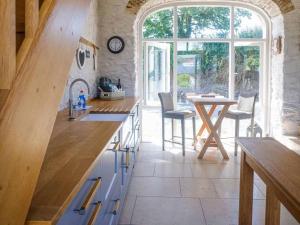 een keuken met een aanrecht en een tafel met stoelen bij Chic Clock Tower with Gardens Close to Beaches in Johnston +18 foto's