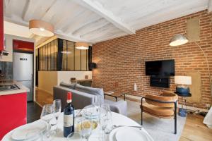 Televízia a/alebo spoločenská miestnosť v ubytovaní 256 Suite Rosiers - Superb apartment in Paris.