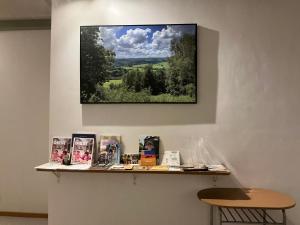 a shelf with a painting hanging on a wall at Aura Diest in Diest
