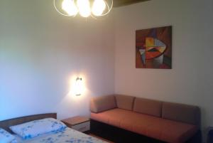 una camera con un divano, un letto e un quadro di B&B Morena a Labin
