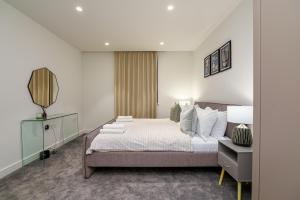 Postel nebo postele na pokoji v ubytování Stylish 4BD Mews House Close to Paddington